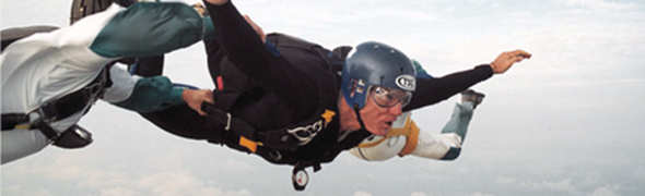 [Banner] Lama Ole parachute jump