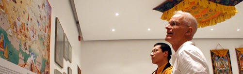 [Banner] J.S. 17. Karmapa Trinlä Thajä Dordže a láma Ole Nydahl